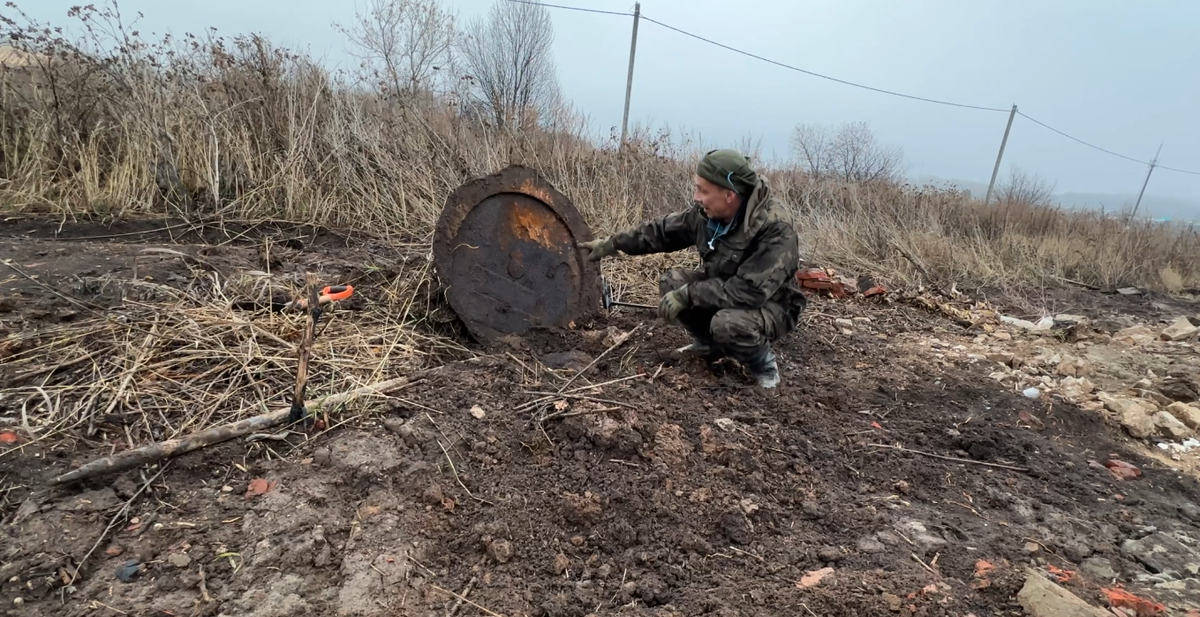 Наткнулся на стальной люк под землей и подумал - почему бы мне его не выкопать?