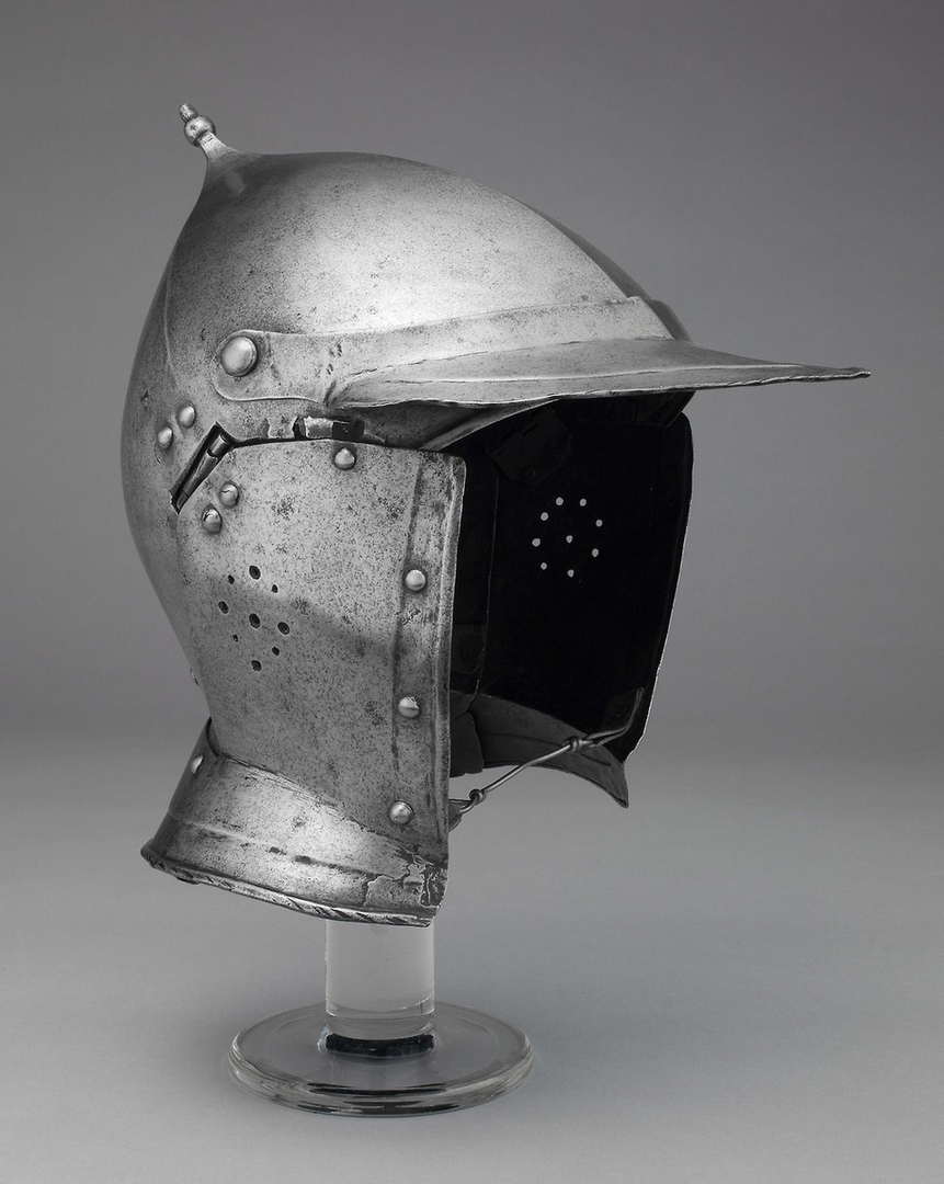 Стальной шлем из Нюрнберга типа бургоньет, 1550–1570 гг. Высота: 24,9 см.