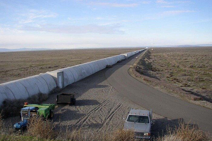 LIGO состоит из двух обсерваторий: в Ливингстоне (штат Луизиана) и в Хэнфорде (штат Вашингтон), удаленных на 3 002 километра друг от друга. На фото — северный детектор интерферометра LIGO в Хэнфорде / © wikipedia.org