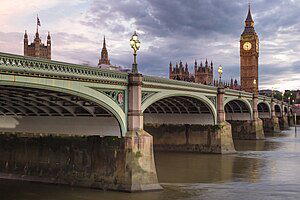 The Westminster Bridge - мост в районе Вестминстер, где находятся здания обеих палат парламента