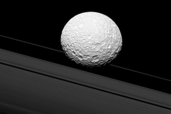Мимас, проплывающий перед кольцами Сатурна / © NASA/JPL-Caltech/Space Science Institute