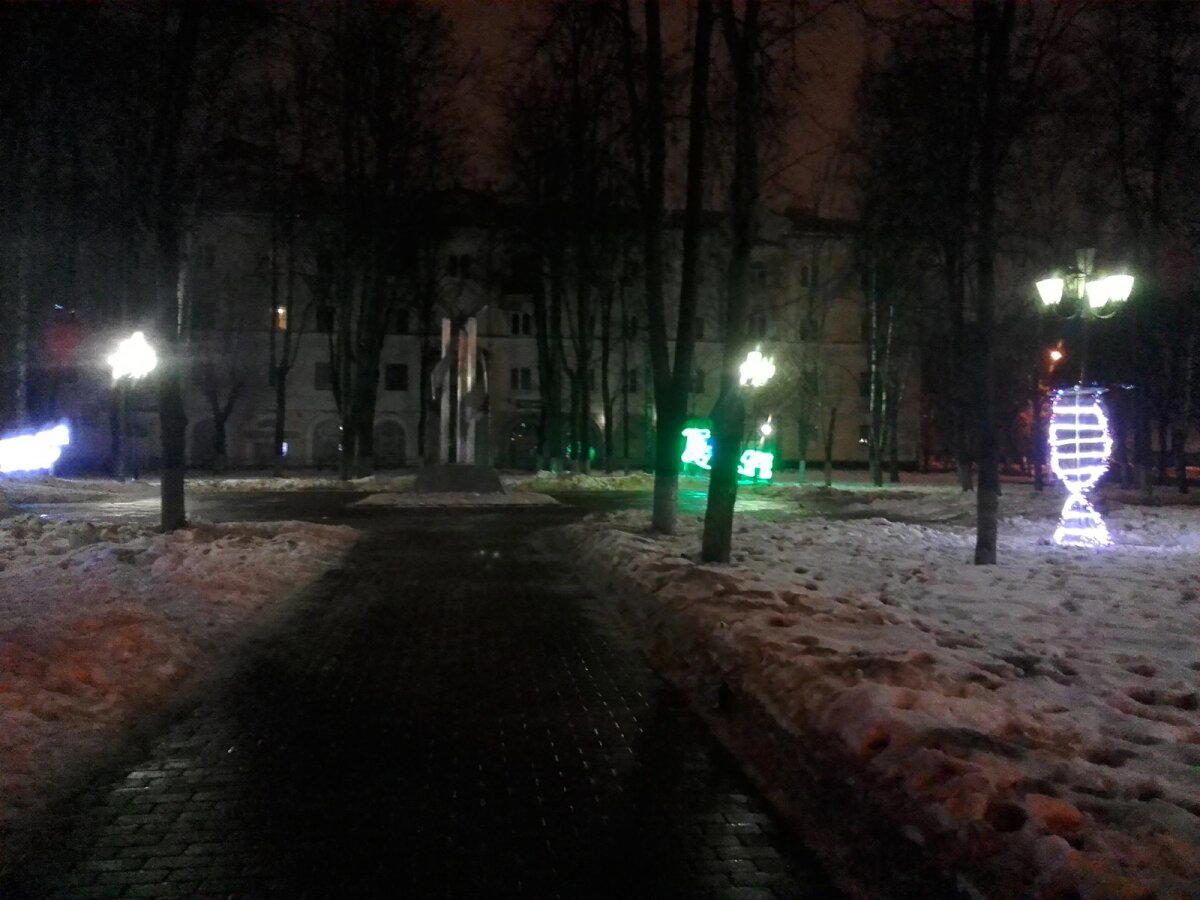 Новогодние украшения на площади
