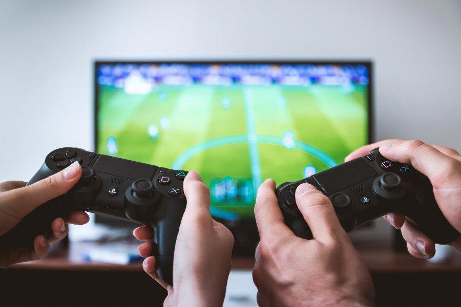 "ИГРАТЬ В ПРИСТАВКУ" или "ИГРАТЬ НА ПРИСТАВКЕ" ?