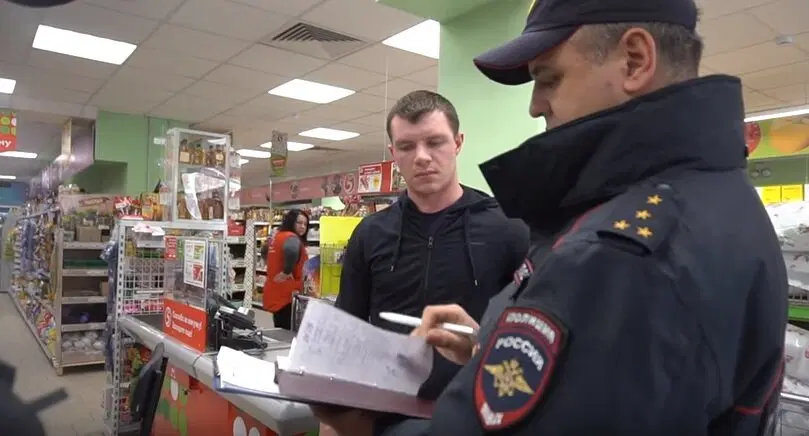 Расплатился в магазине банковской картой жены и за это задержала полиция