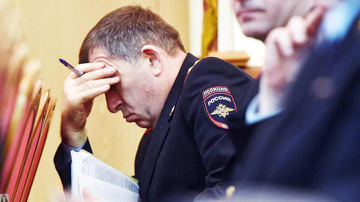 Мужик устроился в МВД по поддельному диплому и проработал 10 лет следователем. Что с ним стало после того, как всё вскрылось?