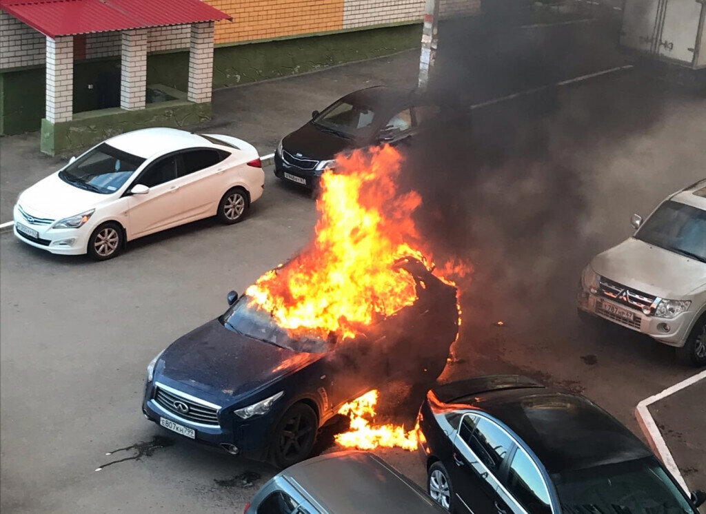 Маленький мальчик нашел зажигалку и поджег машину. Что стало с папой?