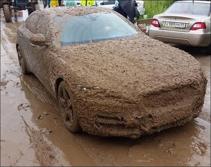 Машина провалилась в яму с фекалиями от "Водоканала". Что решил суд?