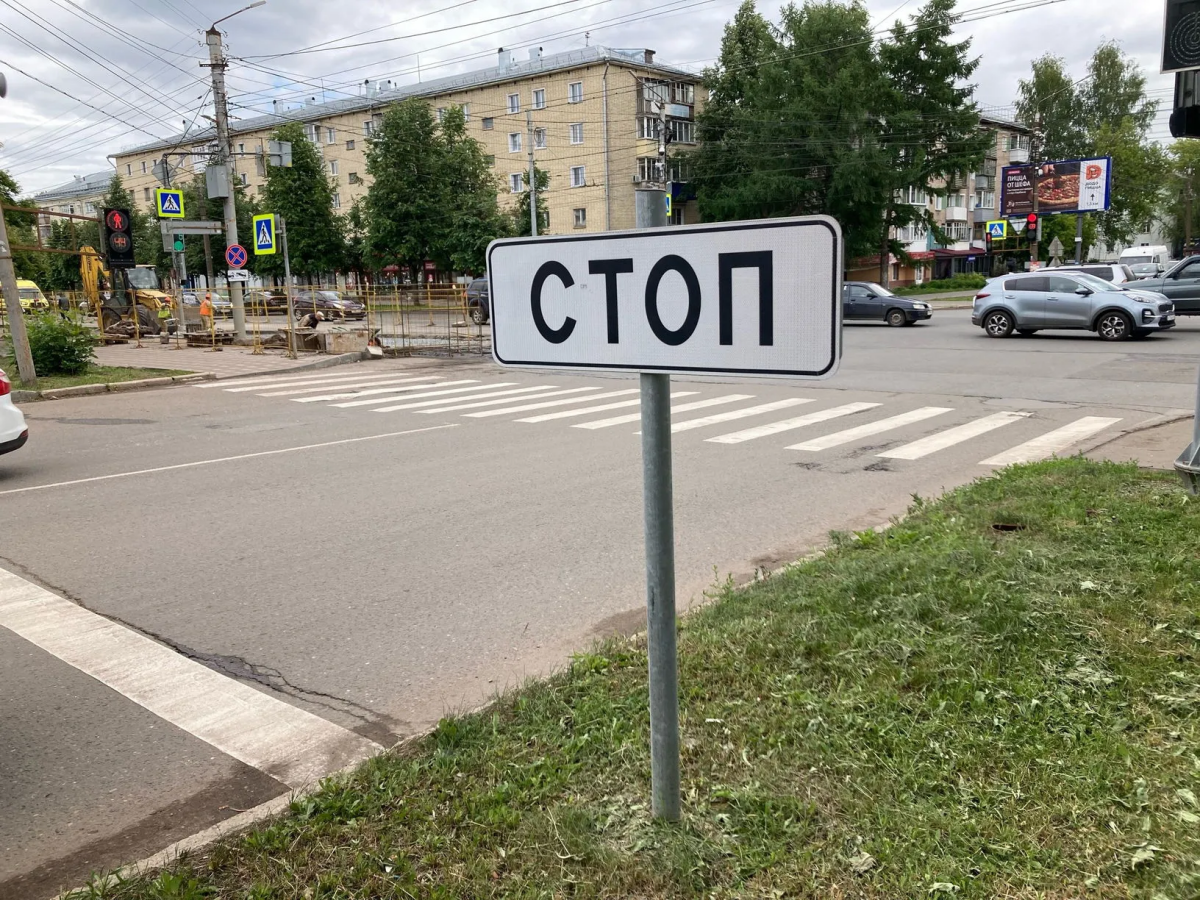 Женщина ударилась головой о низковисящий дорожный знак «Стоп-линия». Суд сказал - это нормально!