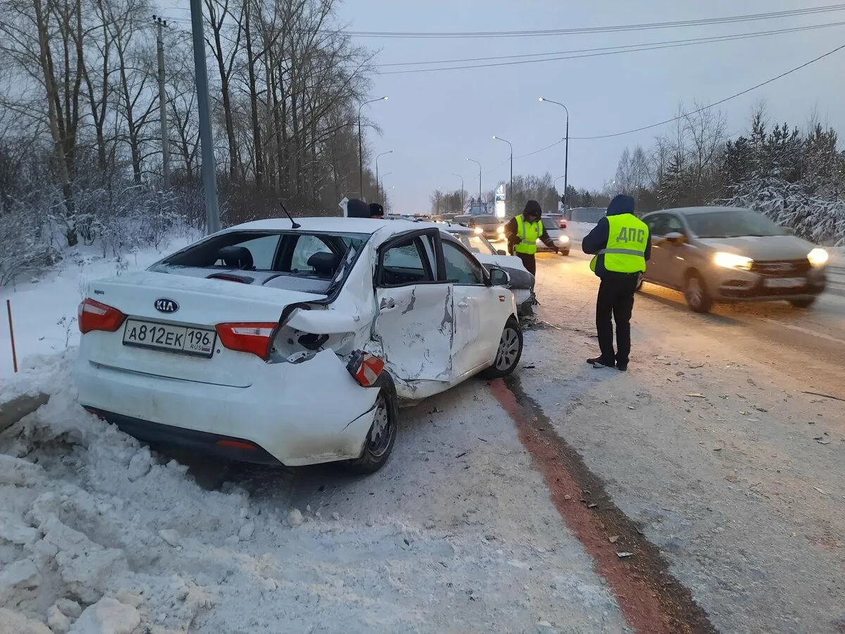 На трассе попал в колею и врезался в стоящий автомобиль, получив повреждений на 773 тыс руб. Сколько суд взыскал с дорожников?
