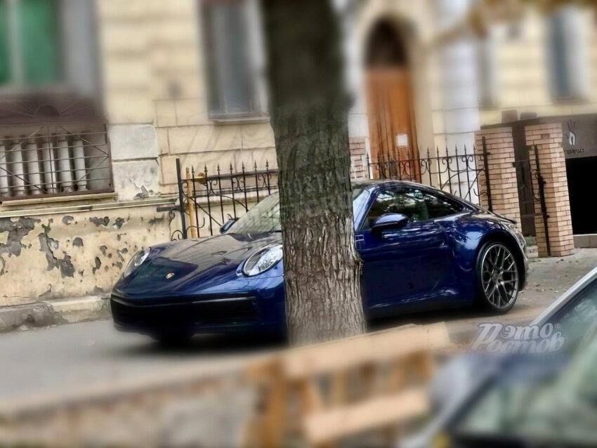 В Ростове модник на зависть горожанам паркует на тротуаре свой Porsche. Это ведь модный Porsche!