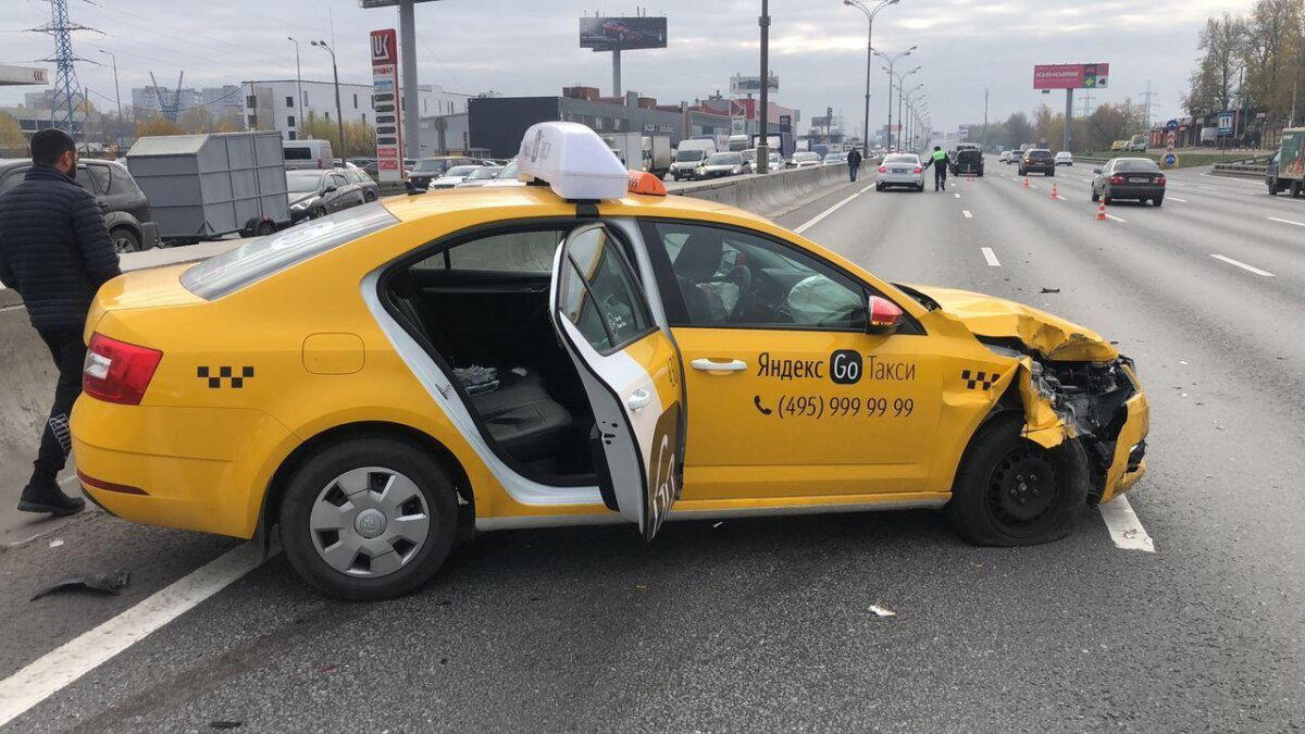Девушка попала в аварию на такси и взыскала с водителя и таксопарка 600 тыс руб