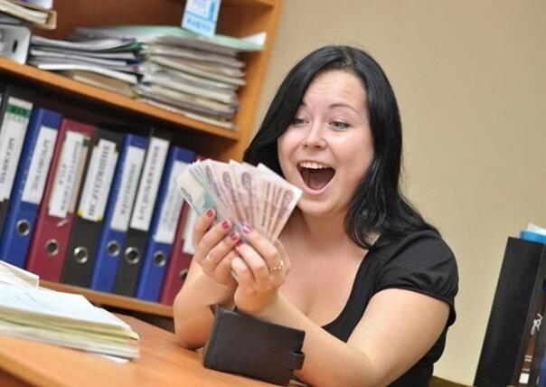Каким работникам работодатель обязан каждый год поднимать зарплату