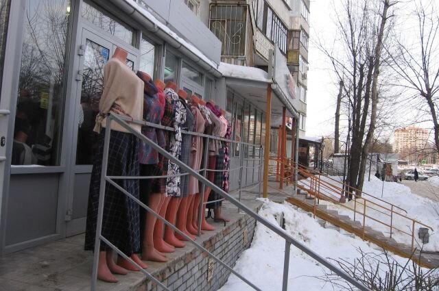 На первом этаже дома обустроили вход в магазин - жильцы сказали что надо сворачивать бизнес