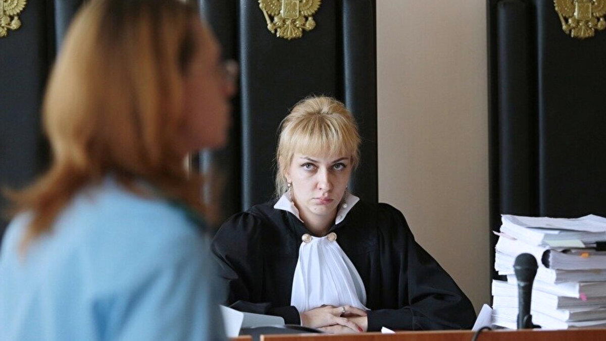 В процессе развода в суде муж публично при судье послал жену. Что с ним за это стало?
