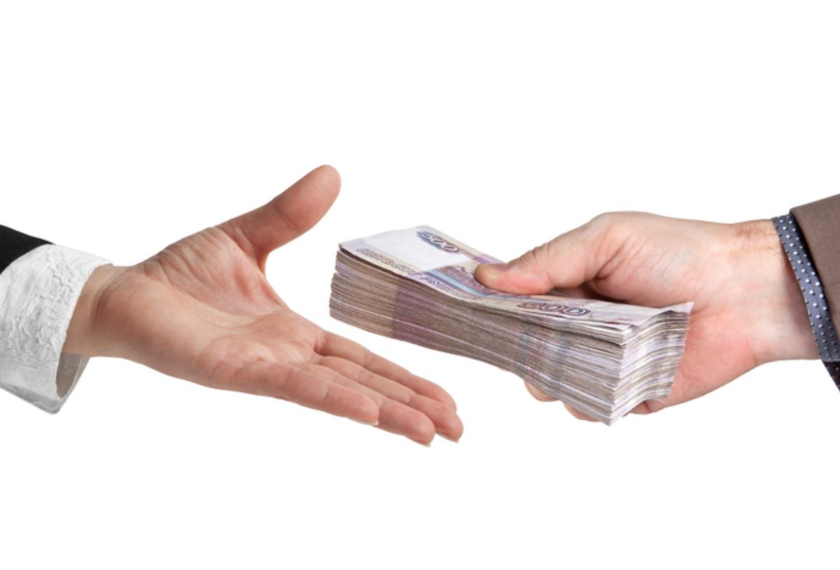 Почему банки теперь дёшево продают долги граждан коллекторам