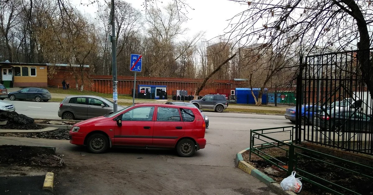 Автомобиль перегородил выезд, и гражданка в отместку испортила его лобовое стекло: сколько ей пришлось заплатить?