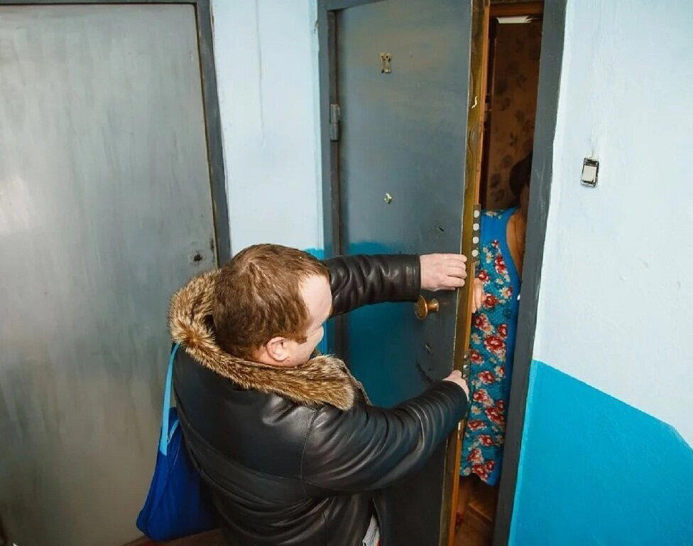 Сколько денег сейчас могут взыскать с собственника доли в квартире, если он живет в ней один