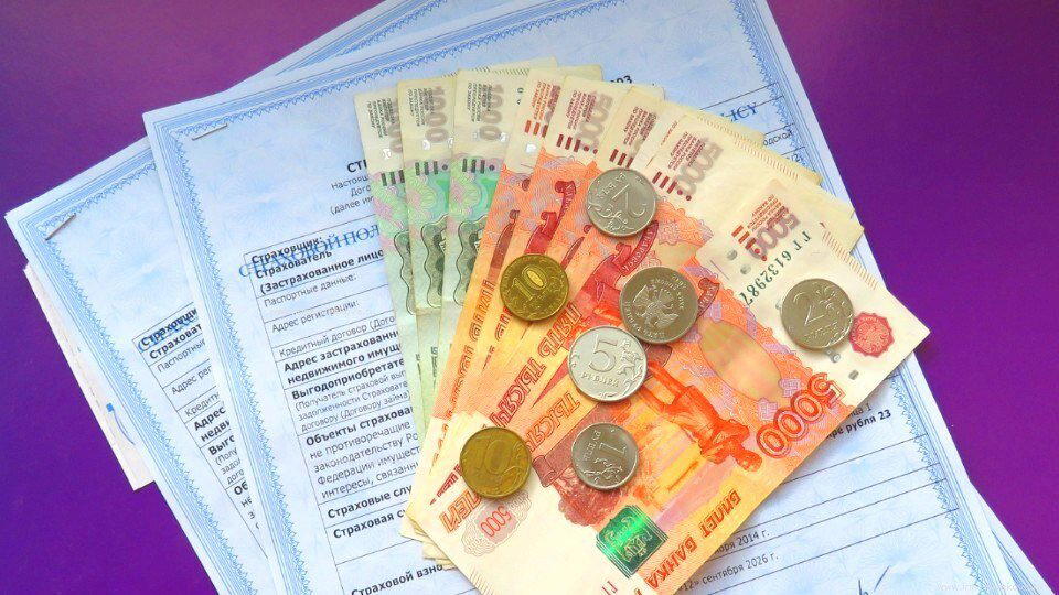 Гражданин получил кредит под 8,9% годовых, но после отказа от страховки банк сделал 18,9%. Суд наказал банк!