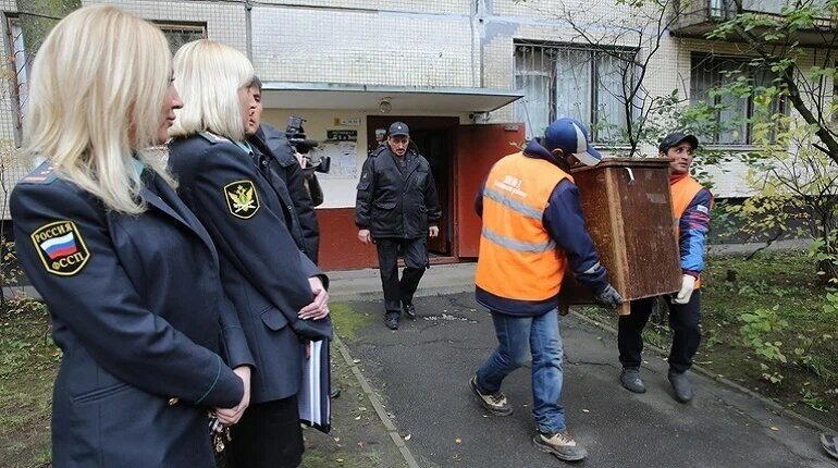 Наказаны приставы, которые забрали у пенсионера квартиру за долг в 38 тыс. рублей