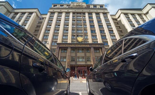Госдума отказалась оплачивать бензин депутатам на иномарках