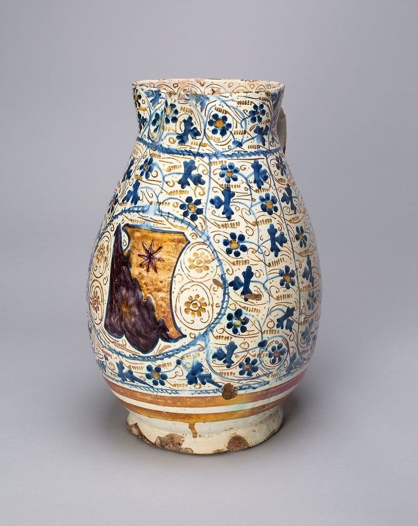 Красивый кувшин с гербом Бартоли, Валенсия, прим. 1465–1475 гг. Материалы: олово, медь. Высота: 25,4 см