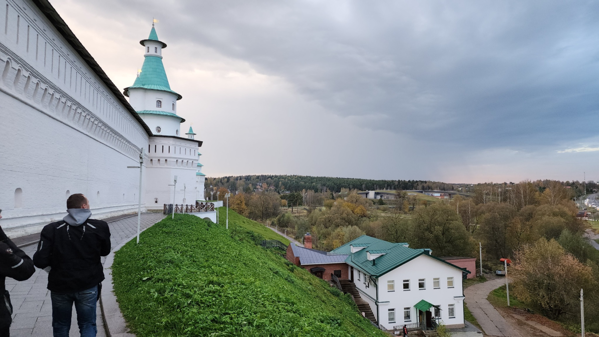 Три шага от дома - Дождь и храм