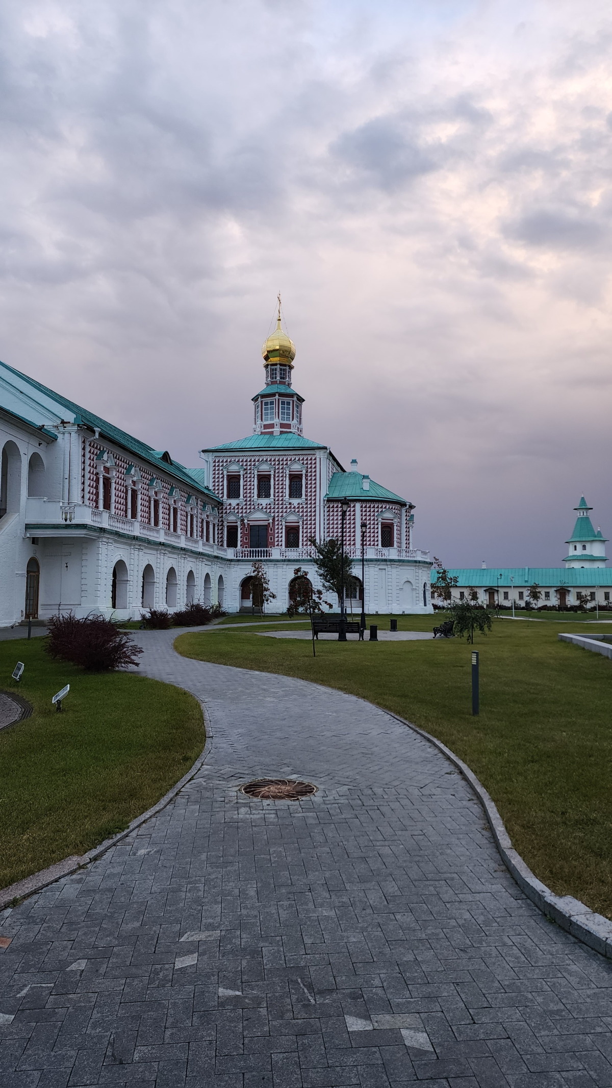 Три шага от дома - Дождь и храм