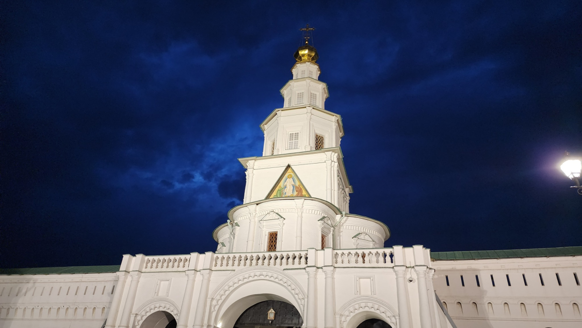 Последнюю картинку ИИ в камере обмазывал как мог. Облака, конечно же, были не такие красивые
