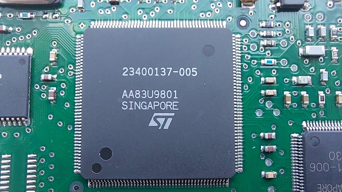 Процессор STMicro 23400137-005.