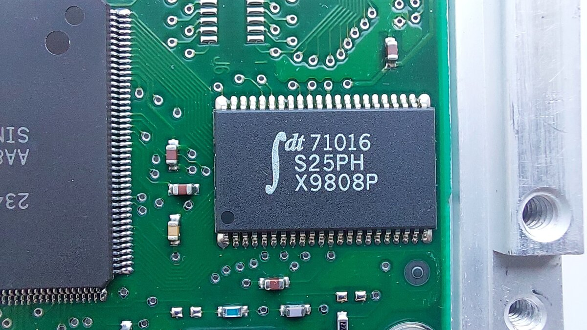 Микросхема КЭШ памяти Renesas 71016s.