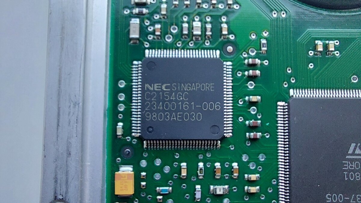 Предположительно контроллер магнитных головок NEC C2154GC.