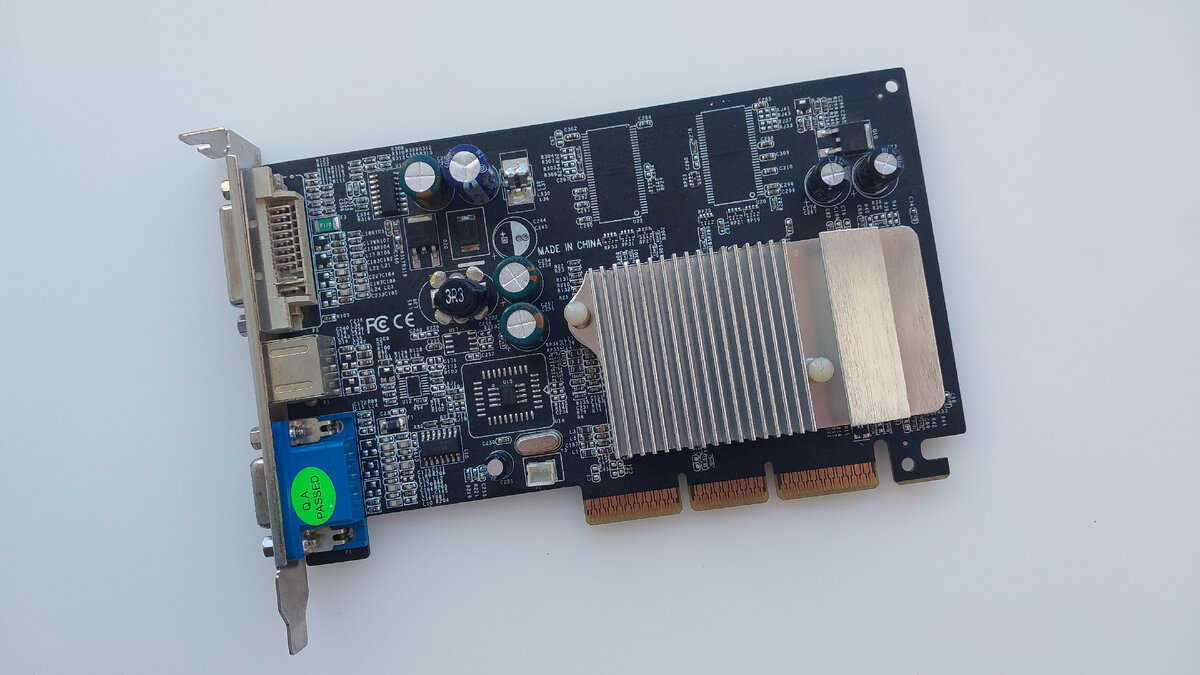 nVidia GeForce FX5500 128Mb. Лицевая сторона.