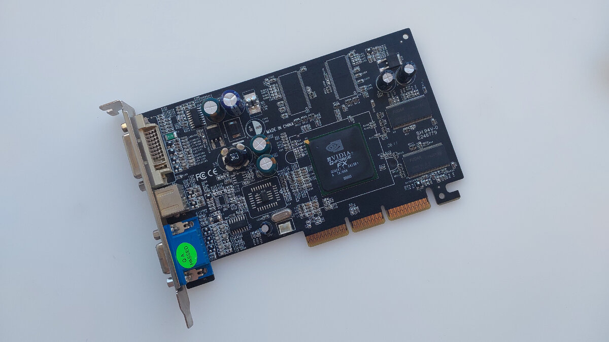nVidia GeForce FX5500 без радиатора.