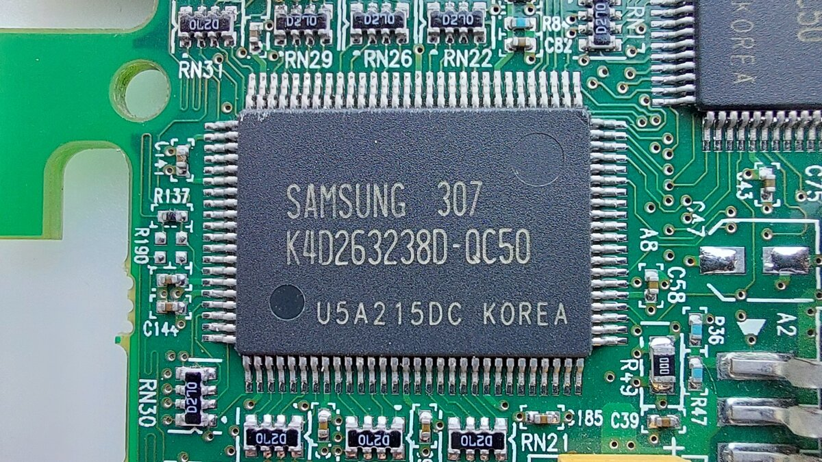 Чип памяти Samsung.