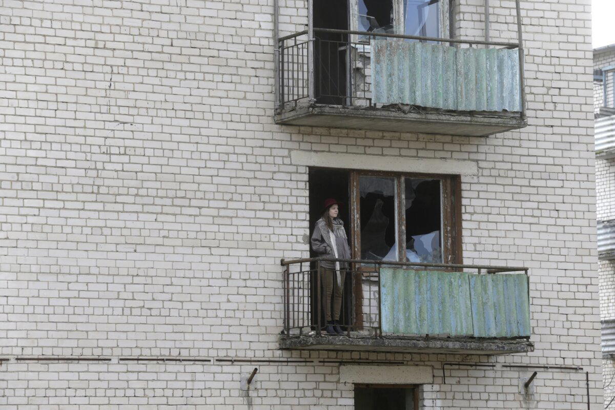 Оригинальное фото погибло в вомбатотрясении. Примерно такой балкон, только вместо решётки - бетонная плита, а вот с верху такая же труба<br>