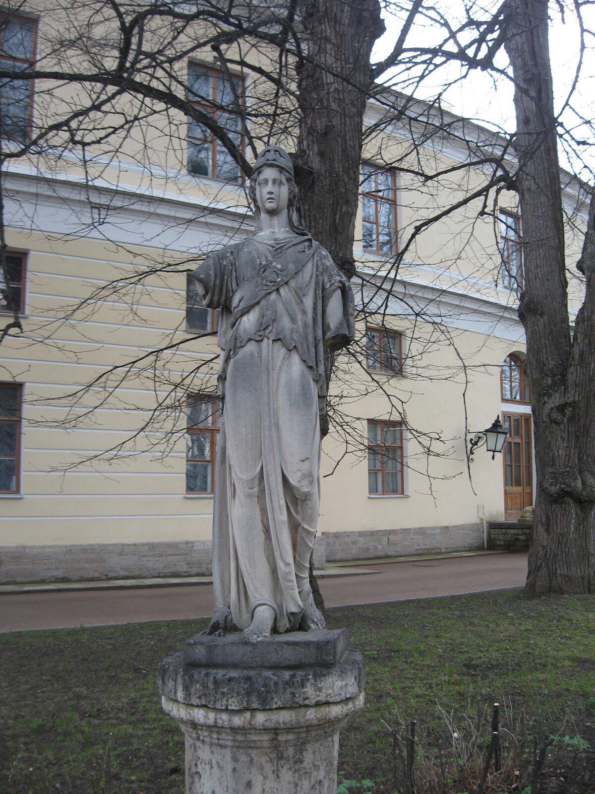Афина - богиня знаний, искусств и ремёсел, дева-воительница, покровительница городов и государств, наук и мастерства, ума, сноровки, изобретательности.