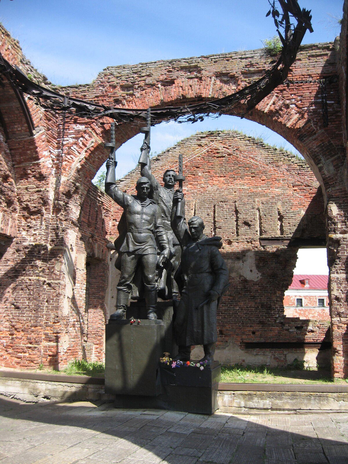 Памятник бойцам, защищавшим крепость.