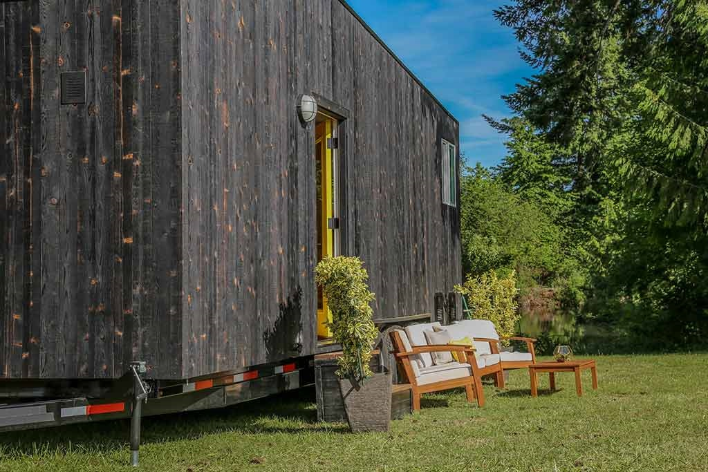 Tiny Home on the Coast - простой, но на 100% комфортный дом на колесах