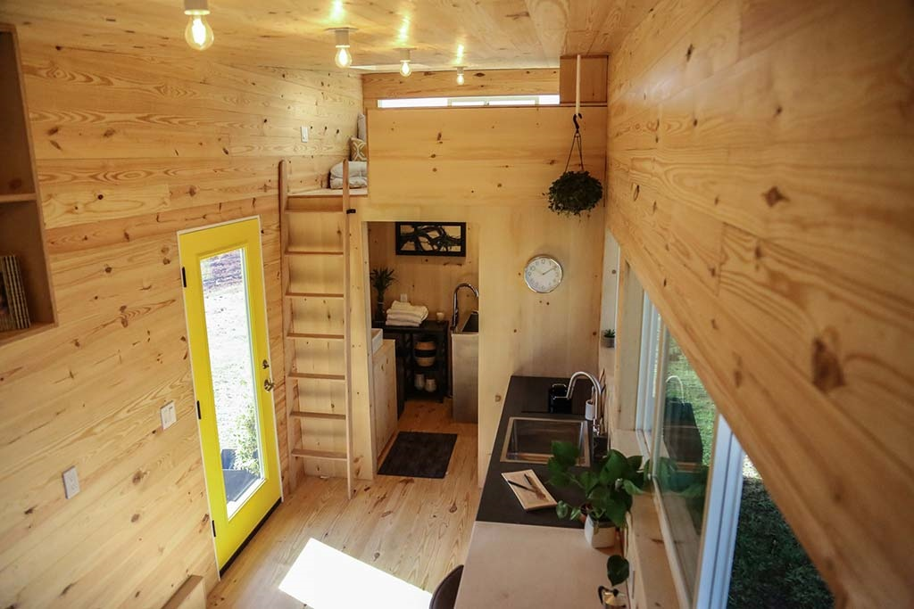 Tiny Home on the Coast - простой, но на 100% комфортный дом на колесах