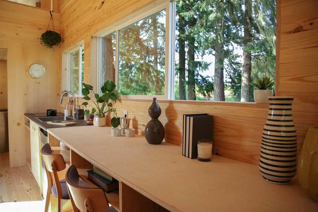Tiny Home on the Coast - простой, но на 100% комфортный дом на колесах