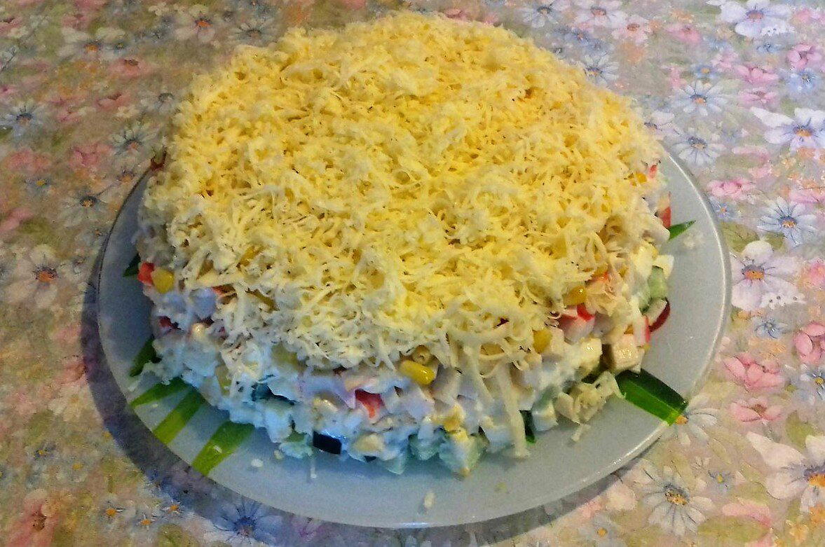 Слоеный салат с крабовыми палочками