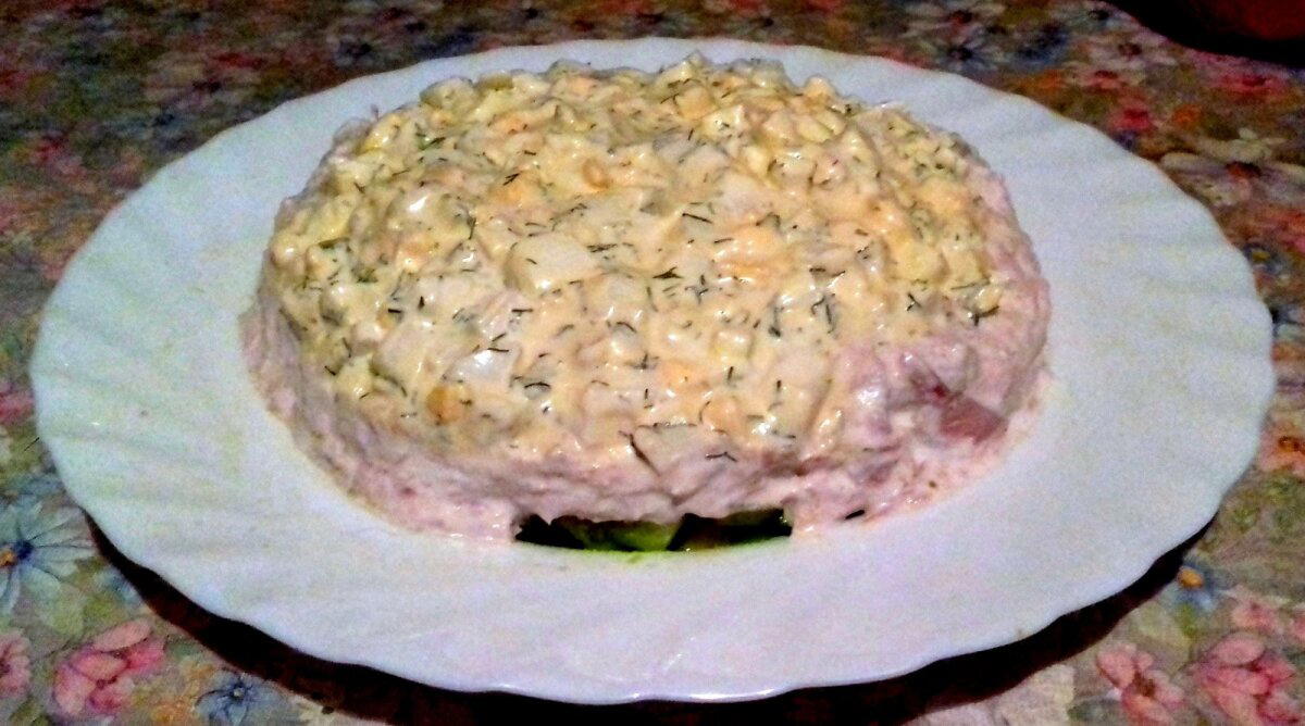 Салат с тунцом, авокадо и огурцом