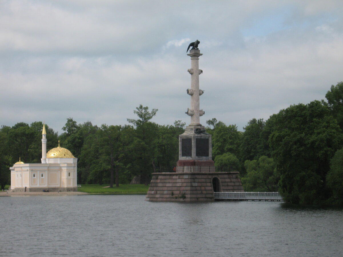 Турецкая баня и Чесменская колонна.