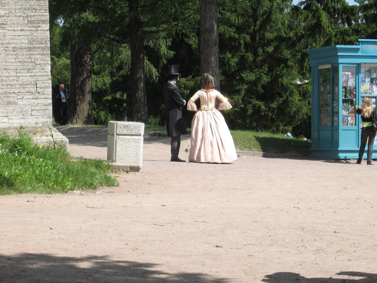 Также в 2009 году там можно было сфотографироваться с самим Пушкиным А.С. и его женой.