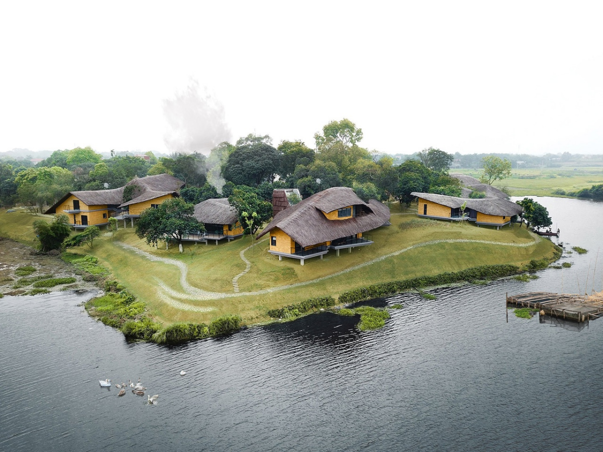 Деревня Jackfruit Village - дома на платформах, чтобы избежать избыточной влажности, вторжения термитов, а также чтобы сохранить естественный дренаж