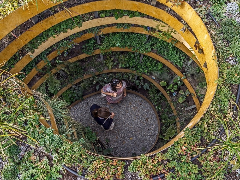 Infinite Green — образец тренда в городской скульптуре с практическим уклоном в экологию.