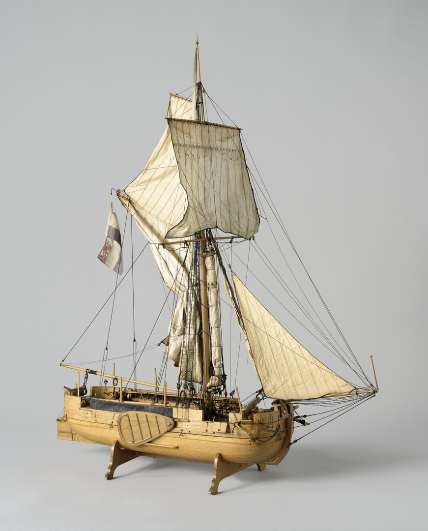 Модель канонерского корабля с гафелем. Дата: 1835 г. Материал: дерево, латунь, бронза, свинец, слюда, веревка и ткань.