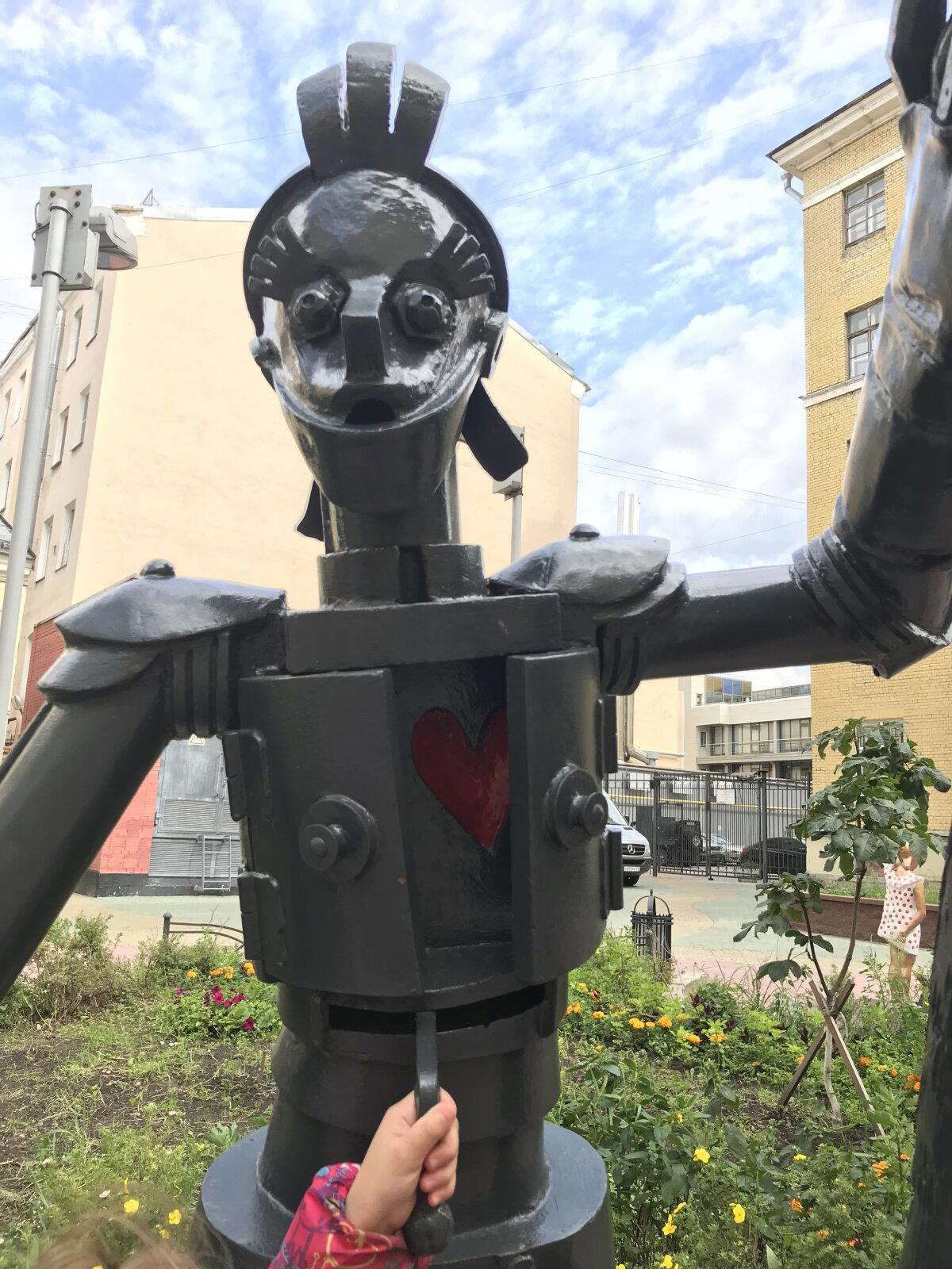 Железный дровосек в одном сказочном дворике. Рядом и Элли с Тотошкой и трусливый лев и Страшила. Июль 2019.