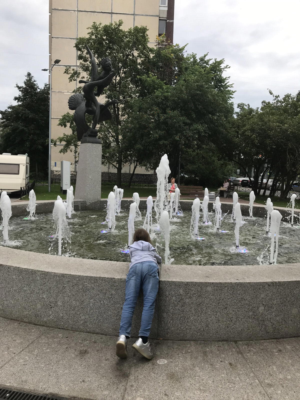 Площадь Сикорского, фонтан "Сказки детства". Много лет я не видела его работающим, а стоит он там аж с 1989 года. Была статуя и чаша фонтана. Его перед выборами успел "доделать" Беглов (наш мэр). После выборов он как-то резко забыл о большинстве своих обещаний, но хоть это успел. :) Лето 2019.