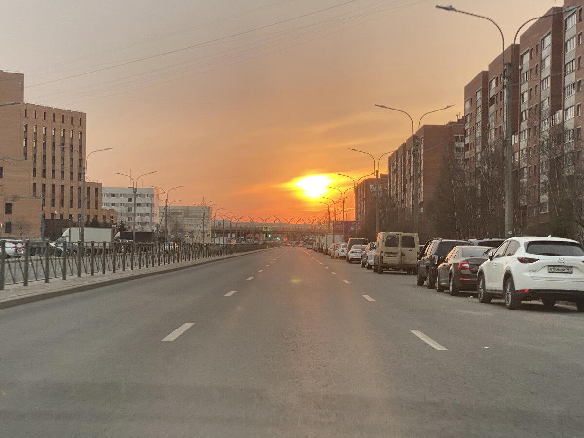 Закат на улице Ильюшина. Апрель 2023.